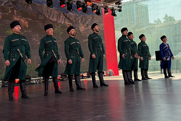 15 сентября в День единства народов Дагестана Межрегиональный фестиваль народов России «Культурные мосты» продолжил свою работу на площадке перед Аварским театром. Праздник объединил артистов, мастеров и художников из разных регионов страны.