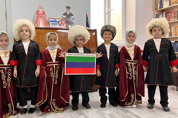  Школьники, молодежь принимали участие в литературных флешмобах,