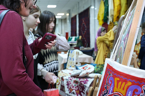 В Махачкале состоялось открытие итоговой Республиканской выставки декоративно-прикладного искусства «Родники Дагестана»