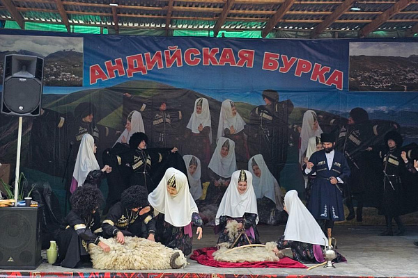 На берегу озера Казенойам прошел республиканский фестиваль традиционной культуры «Андийская бурка».