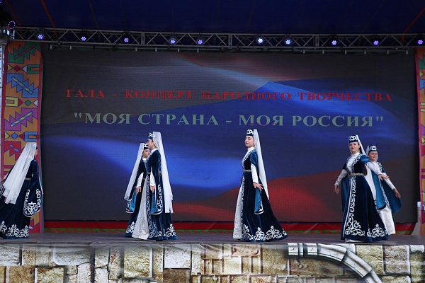 Фестивальные открытки «Журавли над Россией» и гала-концертом народного творчества «Моя страна – моя Россия».