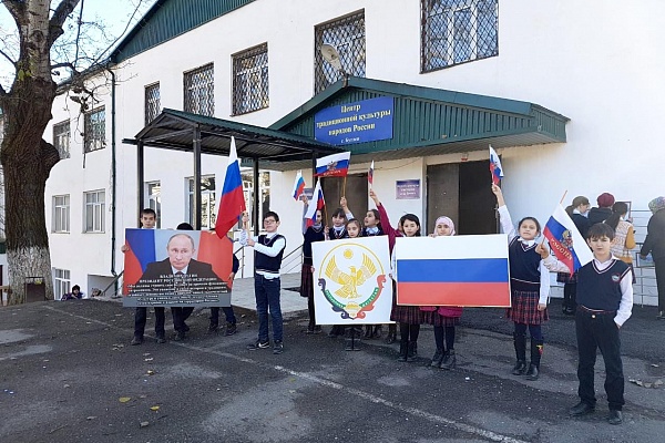 Почти во всех городах и районах Центрах культуры нашей республики прошли тематические мероприятия, посвящённые Дню Конституции. 