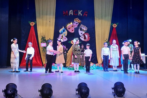  В Центре культуры г.Кизляра прошел фестиваль самодеятельных театральных коллективов «Маска»,