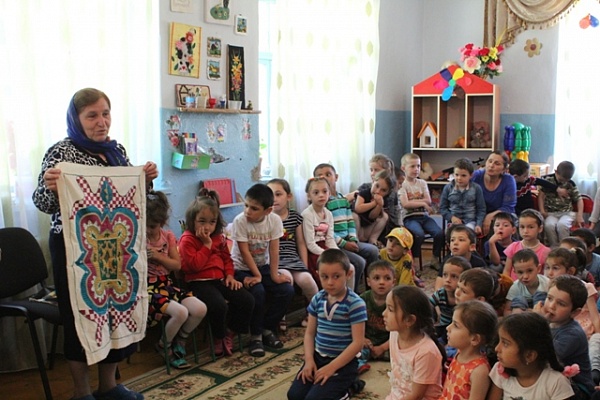 В рамках Дня России в Кайтагском районе открылась выставка «Куклы народов России»