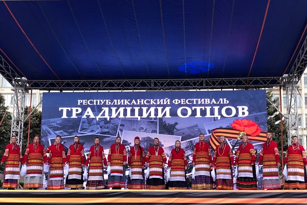 9 мая, в День Победы, в столице республике на площади им.Ленина прошел Республиканский фестиваль народной культуры «Традиции отцов»