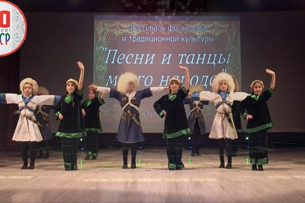В рамках календаря мероприятий культурно-досуговых учреждений муниципалитетов республики в г.Южно-Сухокумске и Новолакском районе прошел фестиваль «Песни и танцы» моего народа