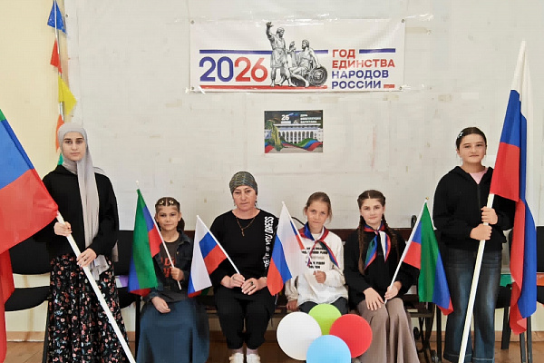 Более 7 тысяч человек стали участниками республиканского флешмоба, который провел Республиканский дом народного творчества в День Конституции Республики Дагестан.