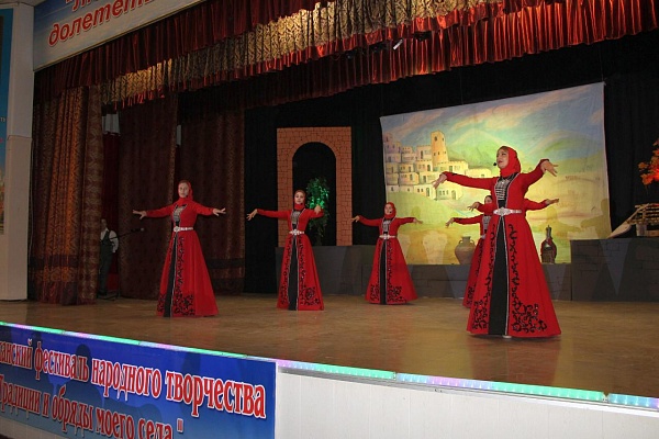 14 ноября в Центре культуры Казбековского района в с.Дылым прошёл II Республиканский фестиваль народного творчества «Традиции и обычаи моего села».