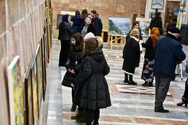 27 самодеятельных художников, 120 картин, месяцы кропотливой работы и вот сегодня состоялась самая большая фестиваль-выставка наивного изобразительного искусства «Мир талантов».