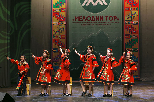 12 мая в Махачкале состоялся Республиканский фестиваль творческих коллективов и исполнителей народной музыки «Мелодии гор»