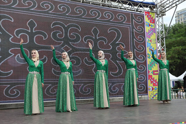  Гала-концерт праздника традиционной культуры «Дербент – перекресток цивилизаций» проходит в эти минуты 