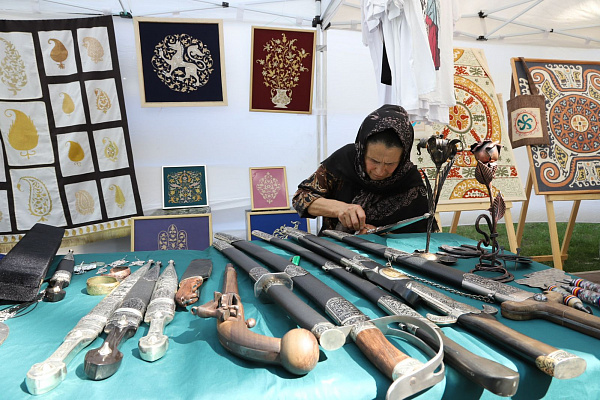 26 июня в рамках Межрегионального форума культурных традиций «Россия Расула» прошли праздничные мероприятия: концерт «Махачкала - перекресток культур», акция- концерт «Наш Расул», выставка «Аул мастеров».