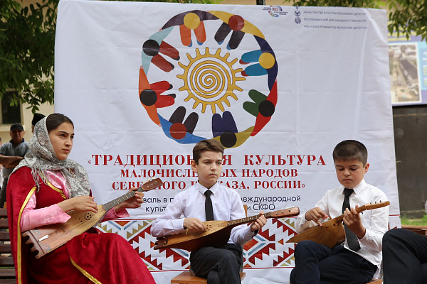 10 июня фестиваля «Традиционная культура малочисленных народов Северного Кавказа, России» в с.Нижнее Казанище Буйнакского района состоялась выставка женских платков – тастаров