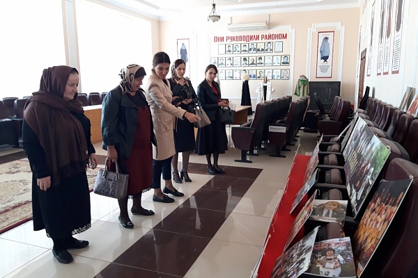 В Центре традиционной культуры   при МКУ «Управление культуры и искусства» МР «Каякентский район» со 2 ноября открыта республиканская передвижная фотовыставка «Мы за мир, за единую Россию», «Кровавый след терроризма».