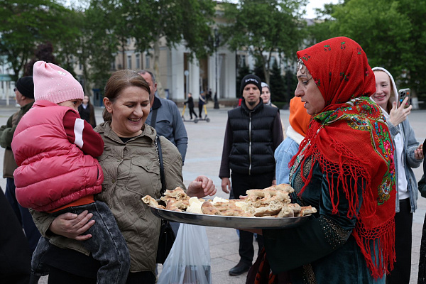 На центральной площади Махачкалы состоялся  концерт семейных и фольклорных групп Дагестана