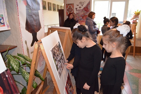 В Махачкале проходит Республиканская передвижная фотовыставка «Мы за мир, за единство России»