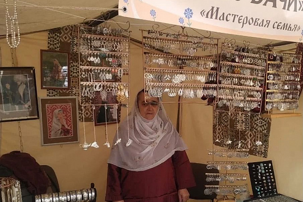 По рекомендации Республиканского дома народного творчества Министерства культуры Республики Дагестан мастер по ювелирному искусству Хидриильяс Ахмедов и мастер декоративного вязания Гаджиайша Ахмедова представили дагестанскую культуру на XXXV Международно