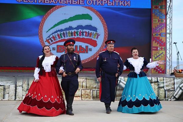 Фестивальные открытки «Журавли над Россией» и гала-концертом народного творчества «Моя страна – моя Россия».