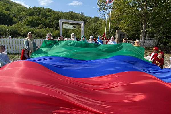  Школьники, молодежь принимали участие в литературных флешмобах,