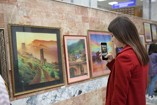 В рамках проекта «Самородки» состоялось открытие выставки самодеятельного художника Шамиля Закарияева «Все оттенки пастели».