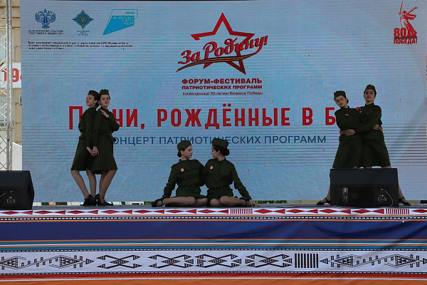 На центральной площади Махачкалы состоялся торжественный гала-концерт в рамках Форума-фестиваля патриотических программ «За Родину!»