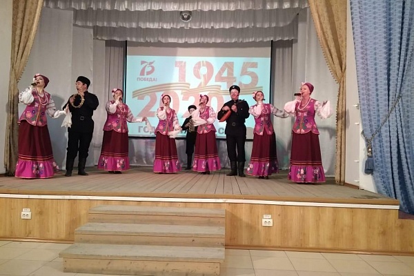 20 февраля в рамках проекта «Творческий десант» народный ансамбль песни «Яблонька» Кизлярского района выступил в Центре культуры Тарумовского района.