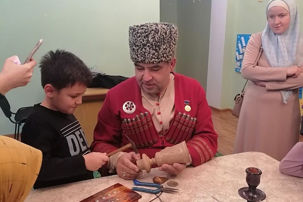 Республиканский дом народного творчества организовал мастер-класс по унуцкульской насечке