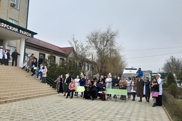 Народная эстрадная группа «Метроном» Кизлярского района на автоклубе выступила во дворе Центральной районной больницы в г.Кизляре. 