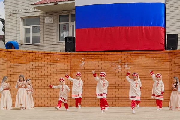 Республиканский дом народного творчества провел флешмоб ко Дню воссоединения новых регионов с Россией