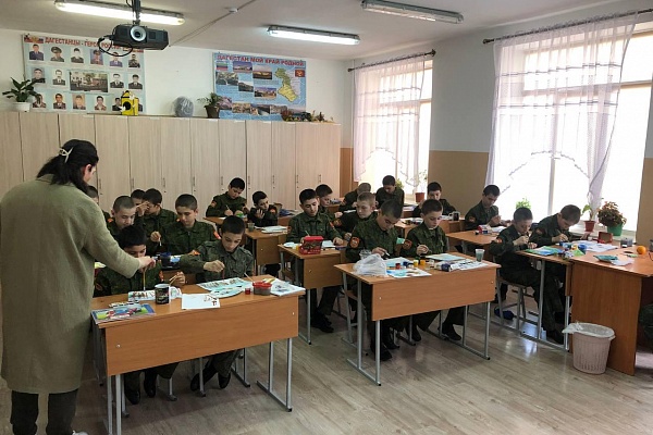 Республиканский Дом народного творчества организовал мастер-класс по изобразительному искусству в 1-ом Дагестанском кадетском корпусе им. генерала-полковника Г.Н. Трошева