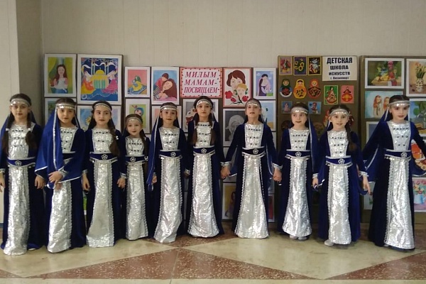 Выступление хореографического ансамбля «Хадум» Кизилюртовского района в Администрации г.Кизилюрта. 