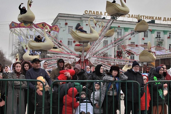 Дорогие друзья, с Новым годом Вас! Пусть этот год принесет удачу и  благополучие. Крепкого вам здоровья, мира и улыбок