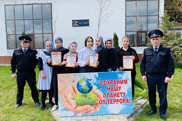 В Доме культуры с.Калининаул Казбековского района  состоялся конкурс стихотворений «Терроризм угроза обществу», «Терроризм не имеет нации»