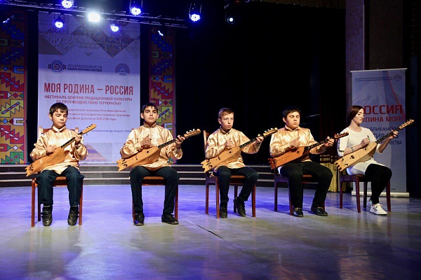 Сегодня сцена Дворца культуры «Дагестан» г.Махачкалы объединила участников сразу двух фестивалей.
