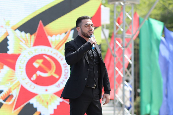 Прямо сейчас в Махачкале на площадке перед Аварским театром проходит Республиканский фестиваль «Тебе, Победа, посвящается!»