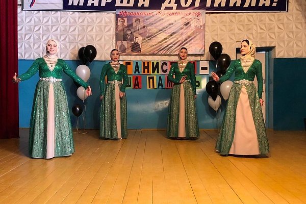 15 февраля в рамках проекта «Творческий десант» вокальная группа «Ламан аз» выступила перед жителями с.Османюрт Хасавюртовского района. 