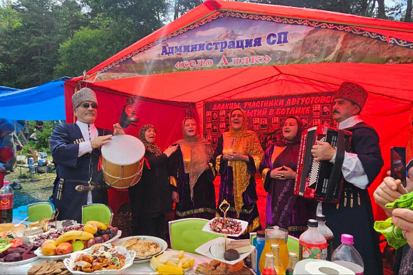 На берегу озера Казенойам прошел республиканский фестиваль традиционной культуры «Андийская бурка».