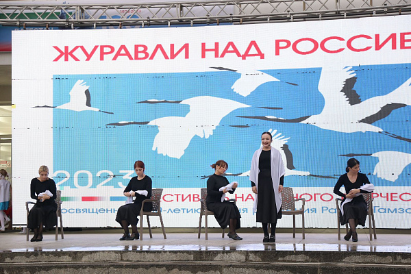 В день юбилея народного поэта Расула Гамзатова состоялся Фестиваль народного творчества «Журавли над Россией»