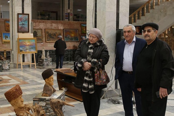 Сегодня, 23 марта, в Махачкале в рамках Республиканского проекта «Самородки» открылась художественная выставка «Сунгуровы – династия из Вачи»